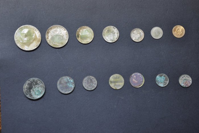 Ilustračný obrázok k článku Nové detaily o poklade zo synagógy: Pozrite, čo sa dá vidieť na nájdených minciach...