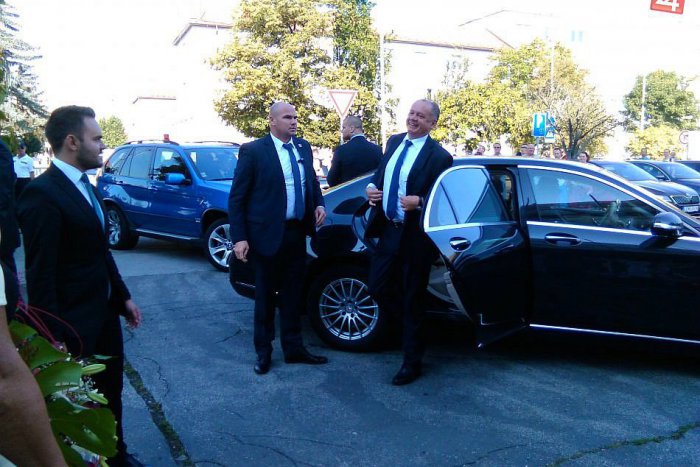 Ilustračný obrázok k článku FOTO: Prvé zábery z príchodu Kisku do Lučenca. Prezidenta vítali chlebom a soľou