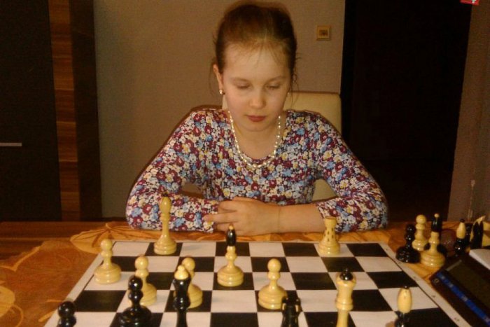 Ilustračný obrázok k článku Malej šachistke z Lučenca odvaha nechýba. Naraz vyzve 9 osobností mesta a regiónu