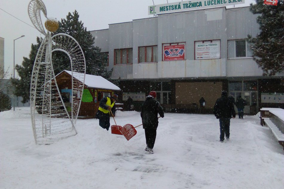 V OBRAZOCH: Vytrvalé sneženie v uliciach Lučenca komplikuje dopravu