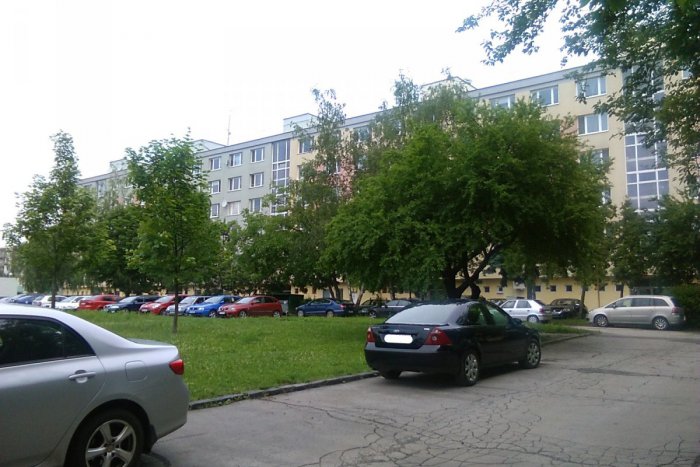 Ilustračný obrázok k článku Obyvatelia Námestia Republiky nemajú kde parkovať a to nie je ich jediný problém: Mesto takto reaguje na ich podnety