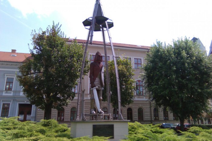 Ilustračný obrázok k článku FOTO: Kontroverzná socha v srdci Lučenca. Mesto stráži ochranca na podstavci