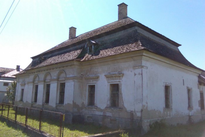 Ilustračný obrázok k článku FOTO: Schátraná pamiatka neďaleko Lučenca. Dočká sa neobývaný kaštieľ záchrany?
