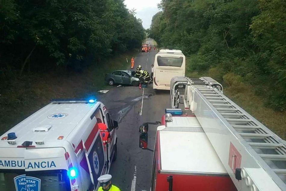 Ilustračný obrázok k článku Čelná zrážka auta a autobusu na juhu Banskobystrického kraja: Hlásia 3 zranených, FOTO