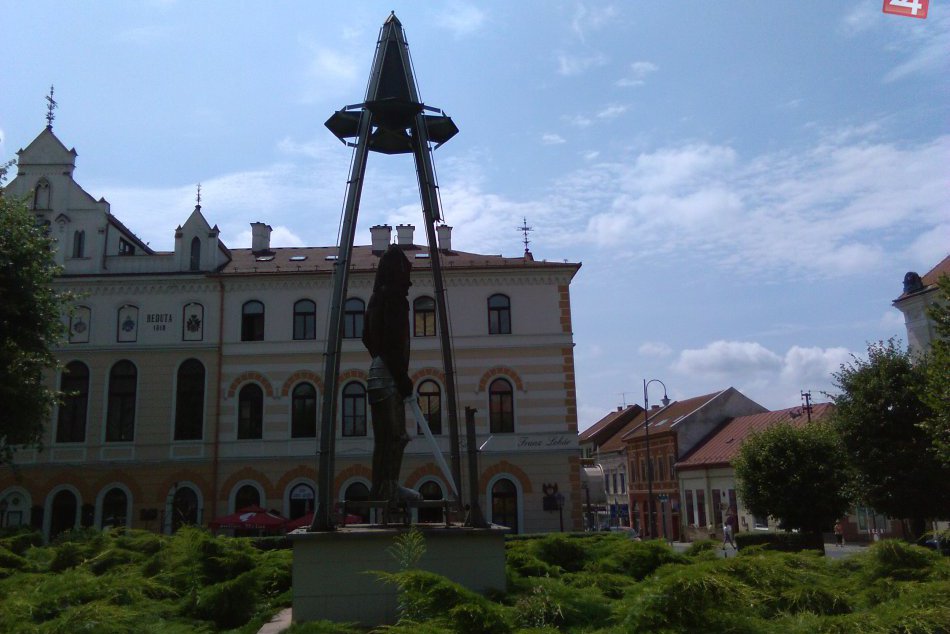 Ochranca Novohradu - kontroverzná socha je v centre Kubínyiho námestia