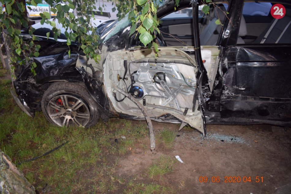 V OBRAZOCH: Mladý vodič havaroval v Radzovciach opitý